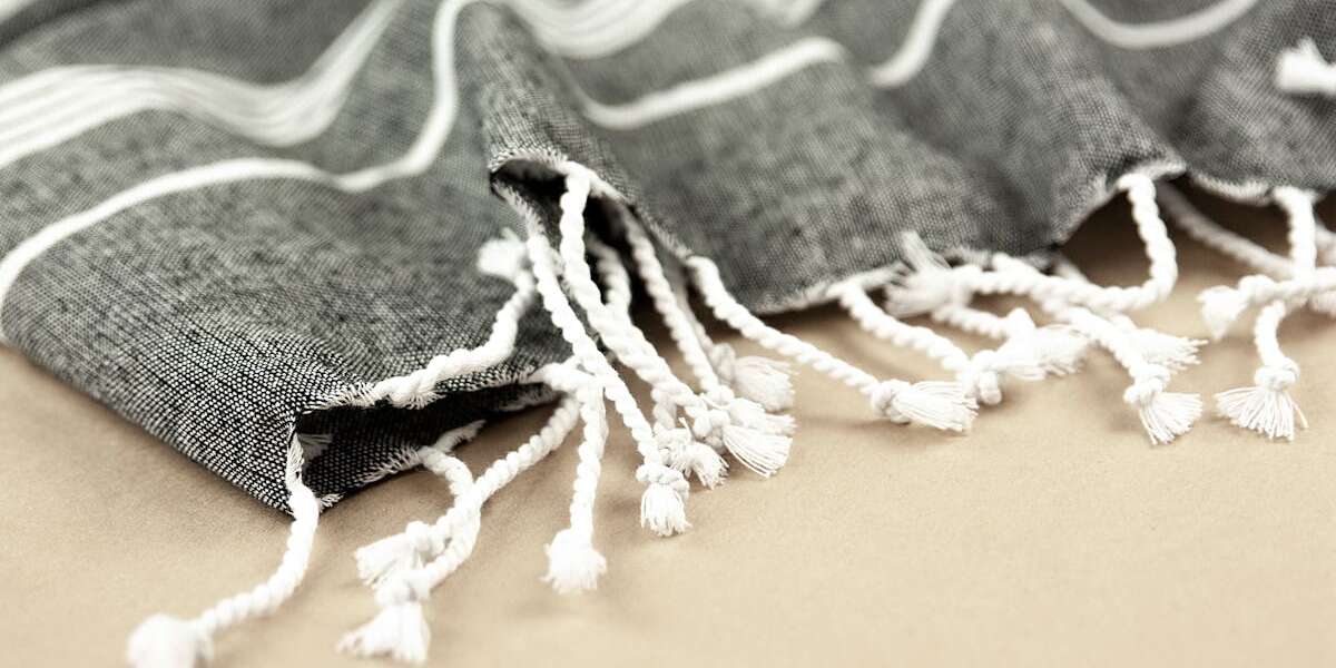 découvrez l'élégance et le confort des foutas, ces serviettes en coton légères et absorbantes, parfaites pour la plage, la piscine ou le bain. available in a variété de couleurs et de motifs, elles sont votre accessoire incontournable pour l'été. adoptez le style méditerranéen chez vous !