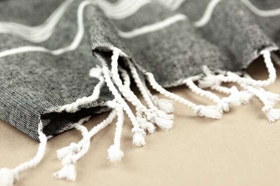 découvrez l'élégance et le confort des foutas, ces serviettes en coton légères et absorbantes, parfaites pour la plage, la piscine ou le bain. available in a variété de couleurs et de motifs, elles sont votre accessoire incontournable pour l'été. adoptez le style méditerranéen chez vous !