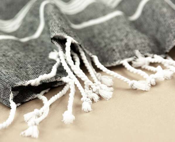 découvrez l'élégance et le confort des foutas, ces serviettes en coton légères et absorbantes, parfaites pour la plage, la piscine ou le bain. available in a variété de couleurs et de motifs, elles sont votre accessoire incontournable pour l'été. adoptez le style méditerranéen chez vous !