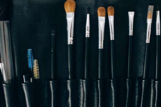 découvrez des astuces et conseils pratiques pour organiser votre maquillage de manière efficace. transformez votre routine beauté avec des solutions de rangement astucieuses et stylées.