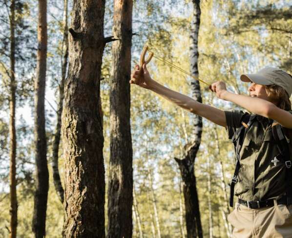 découvrez le slingshot, un dispositif de lancement dynamique et amusant qui allie précision et divertissement. parfait pour les amateurs de sensations fortes et de tir, explorez ses différentes utilisations et apprenez à maîtriser cet accessoire emblématique.